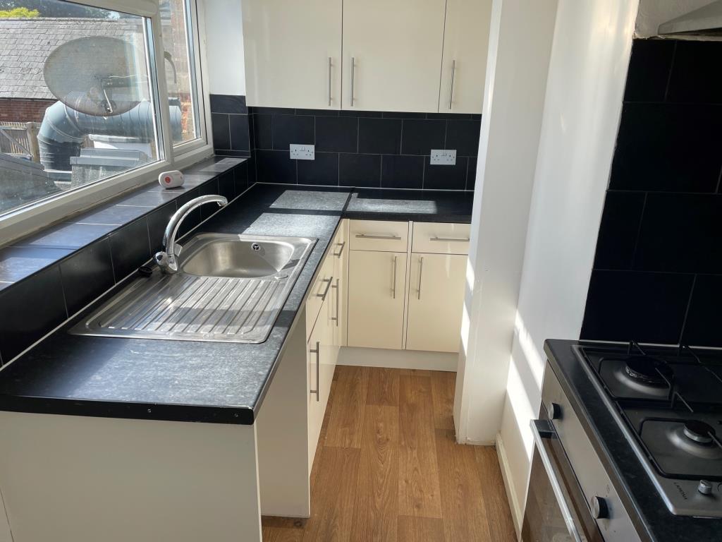 Lot: 32 - FREEHOLD INVESTMENT AND VACANT FLAT - Flat kitchen